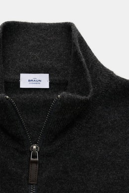 Nahaufnahme der von Braun Cashmere Strickjacke dunkelgrau meliert, Slim Fit mit Reißverschluss, Stehkragen und weichem Cashmere-Griff.