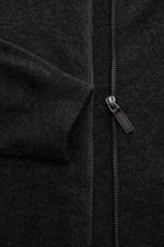 Nahaufnahme der von Braun Cashmere Strickjacke dunkelgrau meliert, seitlich fotografiert, mit Reißverschluss, Stehkragen, schrägen Leistentaschen, weichem Griff und feinem Strickbild.
