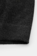 Nahaufnahme der von Braun Cashmere Strickjacke dunkelgrau meliert, Detailansicht des weichen, fein gestrickten Rippbündchens aus reinem Cashmere.