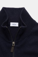 Nahaufnahme der von Braun Cashmere Strickjacke navy aus mongolischem Cashmere, Slim Fit mit Reißverschluss, Stehkragen, schrägen Leistentaschen und Rippbündchen, weicher Griff, feines Strickbild, fotografiert von oben.
