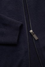 Nahaufnahme der von Braun Cashmere Strickjacke navy von oben: Reiner Cashmere, Slim Fit, Stehkragen, Reißverschluss, schräge Leistentaschen, weicher Griff, feines Strickbild, Rippbündchen. Luxuriöses Basic für kalte Tage.