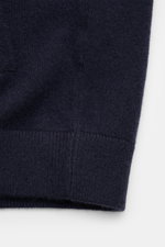 Nahaufnahme der von Braun Cashmere Strickjacke navy, Slim Fit mit feinem Strickbild, Rippbündchen und weichem Griff.