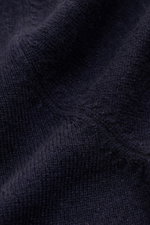 Nahaufnahme der von Braun Cashmere Strickjacke navy, feines Strickbild, weicher Griff, reiner Cashmere, Slim Fit, Stehkragen, Reißverschluss.