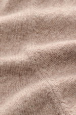 Nahaufnahme der von Braun Cashmere Strickjacke beige meliert aus mongolischem Cashmere, feines Strickbild, weicher Griff, Slim Fit, Reißverschluss, Stehkragen, Rippbündchen. Luxuriöses Basic für kalte Tage, fotografiert aus schräger Perspektive.