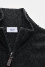 Nahaufnahme aus schräger Perspektive der von Braun Cashmere Strickjacke dunkelgrau meliert mit Stehkragen, Reißverschluss, Slim Fit, weichem Griff und feinem Strickbild.