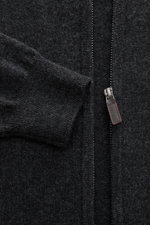 Nahaufnahme der von Braun Cashmere Strickjacke dunkelgrau meliert aus mongolischem Cashmere mit Reißverschluss, Stehkragen, Slim Fit, weichem Griff, feinem Strickbild und komfortablen Rippbündchen, fotografiert von oben.