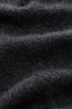 Nahaufnahme der von Braun Cashmere Strickjacke dunkelgrau meliert aus mongolischem Cashmere mit feinem Strickbild und weichem Griff.