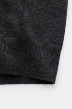 Nahaufnahme der dunkelgrau melierten von Braun Cashmere Strickjacke von unten, mit feinem Strickbild, Rippbündchen und weichem Griff.