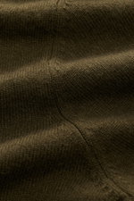 Nahaufnahme der von Braun Cashmere Strickjacke dark olive aus mongolischem Cashmere mit feinem Strickbild, Slim Fit, Reißverschluss, Stehkragen und Rippbündchen, fotografiert aus seitlicher Perspektive.