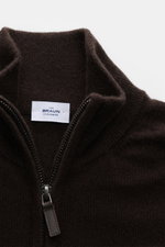 Nahaufnahme der von Braun Cashmere Strickjacke dunkelbraun von oben fotografiert mit Stehkragen, Reißverschluss, feinem Strickbild, Slim Fit, weichem Griff und Rippbündchen.