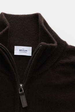 Nahaufnahme der von Braun Cashmere Strickjacke dunkelbraun von oben fotografiert mit Stehkragen, Reißverschluss, feinem Strickbild, Slim Fit, weichem Griff und Rippbündchen.