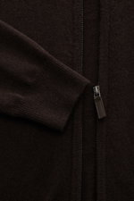 Nahaufnahme der von Braun Cashmere Strickjacke dunkelbraun aus mongolischem Cashmere mit Reißverschluss, Stehkragen, Slim Fit und Rippbündchen.