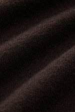 Nahaufnahme der von Braun Cashmere Strickjacke dunkelbraun aus reinem mongolischem Cashmere mit feinem Strickbild, weichem Griff, Slim Fit, Reißverschluss, Stehkragen und Rippbündchen.
