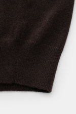 von Braun Cashmere Strickjacke dunkelbraun im Slim Fit, weiches, feines Strickbild mit Rippbündchen, Detailaufnahme von unten, reiner mongolischer Cashmere