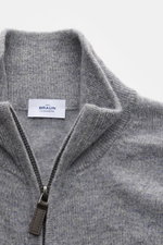 Nahaufnahme der von Braun Cashmere Strickjacke grau meliert mit Stehkragen, Reißverschluss, Slim Fit, weichem Griff und feinem Strickbild aus mongolischem Cashmere.