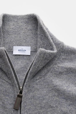 Nahaufnahme der von Braun Cashmere Strickjacke grau meliert mit Stehkragen, Reißverschluss, Slim Fit, weichem Griff und feinem Strickbild aus mongolischem Cashmere.