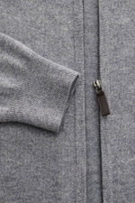von Braun Cashmere Strickjacke grau meliert in Nahaufnahme von oben, Slim Fit mit Reißverschluss, Stehkragen, weichem Griff, feinem Strickbild und komfortablen Rippbündchen aus reinem mongolischem Cashmere.