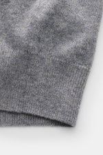 von Braun Cashmere Strickjacke grau meliert, Detailaufnahme des weichen, feinen Strickbilds mit Rippbündchen, Slim Fit, Stehkragen, Reißverschluss, reiner Cashmere
