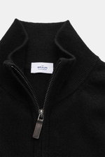 von Braun Cashmere Strickjacke schwarz aus mongolischem Cashmere, nahes Detailfoto von oben, Slim Fit, Reißverschluss, Stehkragen, weicher Griff, feines Strickbild, Rippbündchen, luxuriöses Basic für kalte Tage.