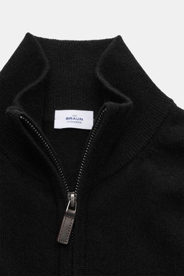 von Braun Cashmere Strickjacke schwarz aus mongolischem Cashmere, nahes Detailfoto von oben, Slim Fit, Reißverschluss, Stehkragen, weicher Griff, feines Strickbild, Rippbündchen, luxuriöses Basic für kalte Tage.