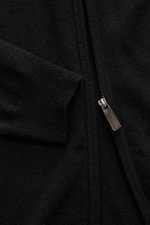 Nahaufnahme von von Braun Cashmere Strickjacke schwarz, Slim Fit mit Reißverschluss, Stehkragen, weichem Griff und Rippbündchen aus mongolischem Cashmere.