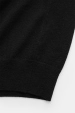 von Braun Cashmere Strickjacke schwarz, Detailansicht des weichen, feinen Strickbilds mit komfortablen Rippbündchen aus reinem mongolischem Cashmere, Slim Fit, Stehkragen, Reißverschluss, ideal als luxuriöses Basic für kalte Tage.