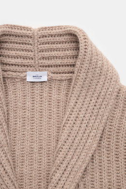 Close-up front view of von Braun Cashmere cardigan beige in chunky brioche stitch with shawl collar and visible brand label made of pure Mongolian cashmere.

Description: <p>How about a less chunky knit? This cardigan in brioche stitch from the VON BRAUN 