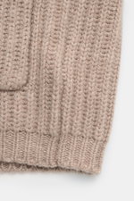 Close-up of the front lower section of the von Braun Cashmere cardigan beige in chunky brioche stitch knit, photographed from above. <p>How about a less chunky knit? This cardigan in brioche stitch from the VON BRAUN Cashmere collection is your best defen