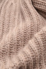 Close-up front perspective of the von Braun Cashmere cardigan beige in chunky brioche stitch, showcasing soft pure Mongolian cashmere texture with a slim fit, shawl collar, and four-button placket. How about a less chunky knit? This cardigan in brioche st