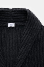 Close-up front view of von Braun Cashmere cardigan anthracite mottled in chunky brioche stitch with shawl collar and four-button placket.

Description: <p>How about a less chunky knit? This cardigan in brioche stitch from the VON BRAUN Cashmere collection
