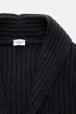 Close-up front view of von Braun Cashmere cardigan anthracite mottled in chunky brioche stitch with shawl collar and four-button placket.

Description: <p>How about a less chunky knit? This cardigan in brioche stitch from the VON BRAUN Cashmere collection