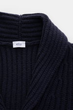 Nahaufnahme des von Braun Cashmere Cardigan navy im groben Chunky-Knit mit Schalkragen, vier Knöpfen, Slim Fit und weichem Griff.