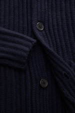 Nahaufnahme des von Braun Cashmere Cardigan navy aus grobem Patentstrick mit Vier-Knopf-Leiste und Schalkragen, Slim Fit, reiner mongolischer Cashmere.