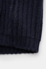 Nahaufnahme des grob gestrickten von Braun Cashmere Cardigan navy aus mongolischem Cashmere mit weichem Griff, Slim Fit, Schalkragen und Vier-Knopf-Leiste, fotografiert von vorne unten.