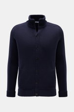 von Braun Cashmere Cardigan navy in Frontansicht, Slim Fit mit Stehkragen, durchgehender Knopfleiste, schräge Leistentaschen, Halbraglan-Ärmel, Rippbündchen, aus reinem mongolischem Cashmere, weicher Griff, mittelfeines Strickbild.