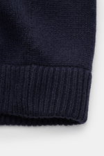 Nahaufnahme des Saum-Bündchens des von Braun Cashmere Cardigan navy, mittelfeines Strickbild, weicher Griff, aus reinem mongolischem Cashmere.