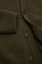 Close-up front view of the von Braun Cashmere cardigan olive showing its medium-fine knit, ribbed cuff, black buttons, and slanted pocket. 

<p>Maximum comfort with the highest standards: This cardigan from the VON BRAUN Cashmere collection is made of pur