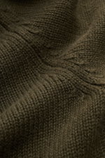 Close-up front perspective of the von Braun Cashmere cardigan olive showing its medium-fine knit and soft Mongolian cashmere texture.

Description: <p>Maximum comfort with the highest standards: This cardigan from the VON BRAUN Cashmere collection is made