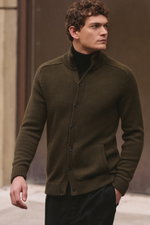 Front view of a man wearing a slim fit von Braun Cashmere cardigan olive in pure Mongolian cashmere with button placket and standing collar.

<p>Maximum comfort with the highest standards: This cardigan from the VON BRAUN Cashmere collection is made of pu