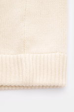 Nahaufnahme des von Braun Cashmere Cardigan offwhite Saums mit weichem, mittelfeinem Strickbild und komfortablem Rippbündchen aus reinem mongolischem Cashmere.