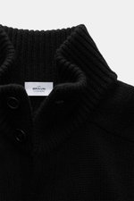 Close-up front view of von Braun Cashmere cardigan black showing the standing collar with buttons and ribbed knit texture.

<p>Maximum comfort with the highest standards: This cardigan from the VON BRAUN Cashmere collection is made of pure, Mongolian cash