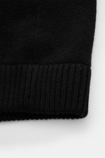 Close-up view of the ribbed cuff of the von Braun Cashmere cardigan black, showing the medium-fine knit texture and soft feel.

Description: <p>Maximum comfort with the highest standards: This cardigan from the VON BRAUN Cashmere collection is made of pur