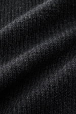 Nahaufnahme der von Braun Cashmere Strickjacke anthrazit meliert in edlem, mittelfeinem Patentstrick mit weichem Griff und Rippbündchen.
