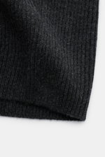 von Braun Cashmere Strickjacke anthrazit meliert, Detailaufnahme des weichen, mittelfeinen Patentstricks mit Rippbündchen aus reinem mongolischem Cashmere, Slim Fit, von oben fotografiert