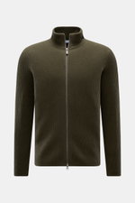 von Braun Cashmere Strickjacke oliv, frontal fotografiert, Slim Fit mit hoch schließendem Kragen, Zwei-Wege-Reißverschluss, weichem, mittelfeinem Patentstrick aus mongolischem Cashmere.