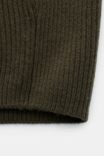 Nahaufnahme der von Braun Cashmere Strickjacke oliv aus reinem mongolischem Cashmere mit weichem Griff, edlem Patentstrick und Rippbündchen.