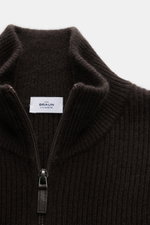 von Braun Cashmere Strickjacke dunkelbraun aus mongolischem Cashmere, Slim Fit, Patentstrick, mittelfein, mit Zwei-Wege-Reißverschluss und hohem Kragen, frontal nah fotografiert