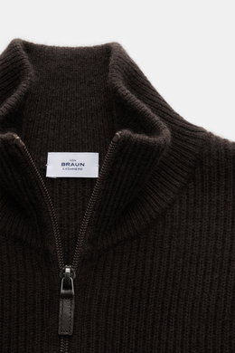 von Braun Cashmere Strickjacke dunkelbraun aus mongolischem Cashmere, Slim Fit, Patentstrick, mittelfein, mit Zwei-Wege-Reißverschluss und hohem Kragen, frontal nah fotografiert