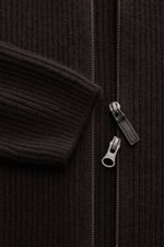 Nahaufnahme von der von Braun Cashmere Strickjacke dunkelbraun aus mongolischem Cashmere mit weichem Griff, Patentstrick und Zwei-Wege-Reißverschluss.
