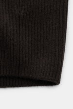 Nahaufnahme der von Braun Cashmere Strickjacke dunkelbraun aus reinem mongolischem Cashmere im edlen Patentstrick mit Rippbündchen.